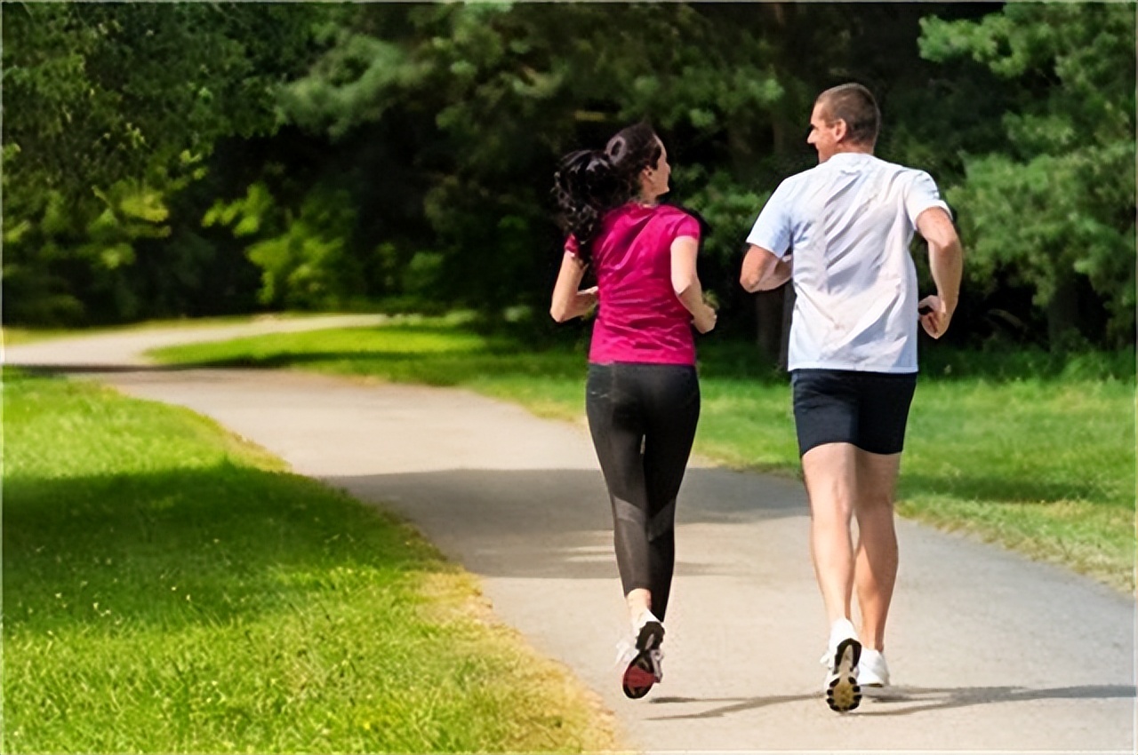 减肥运动什么时候做最好(晨跑和夜跑，哪一个更利于燃脂减肥？你做对了吗？)