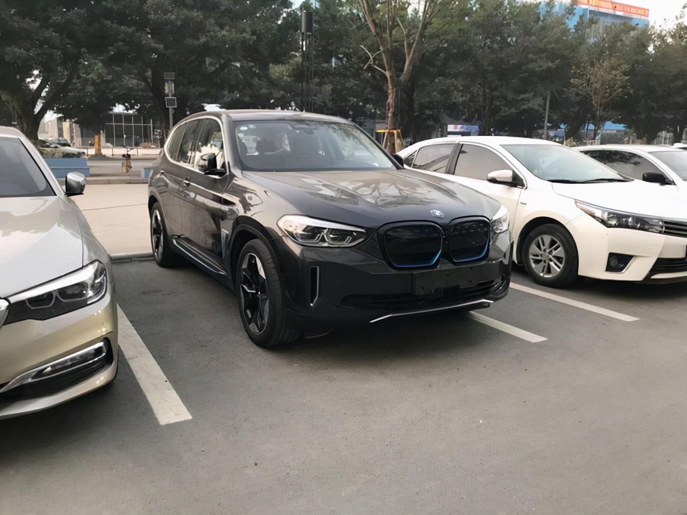 BBA终低头，最高降价15万，网友却说：卖得过国产算我输