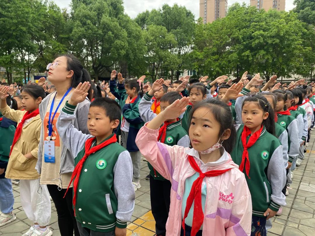 四川天府新区永兴小学举行“美好生活 劳动创造”主题升旗仪式