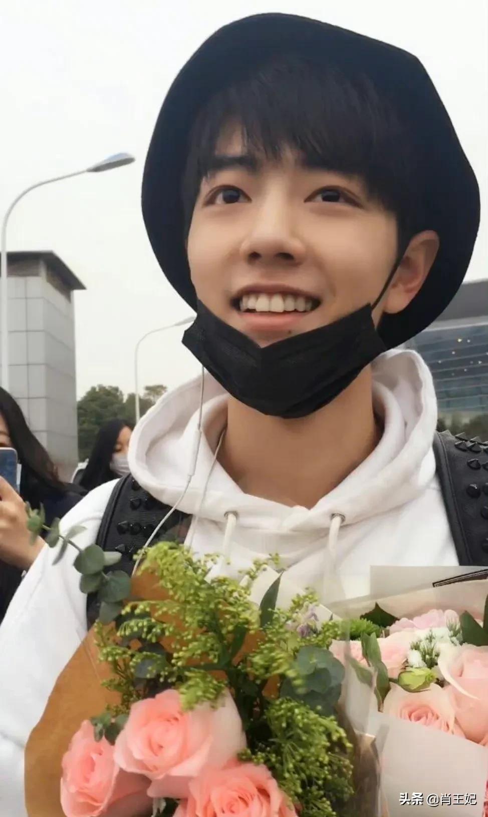 桃桃的一组生图,肖战的眼睛真好看,灵气逼人鲜花与少年绝配