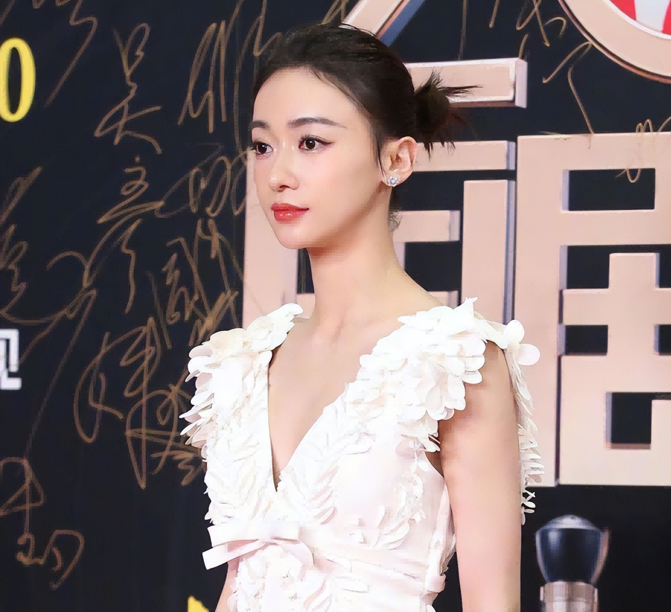 越瘦越丑的10位女星，个个皮松肉垮，脸无二两肉