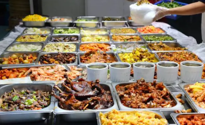 某大学掌握“财富密码”，在食堂播放《甄嬛传》，吸引众多学生