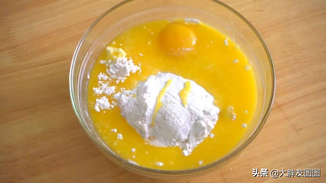 你吃过蛋糕饼吗？外脆里软的粗点心，看着就馋了