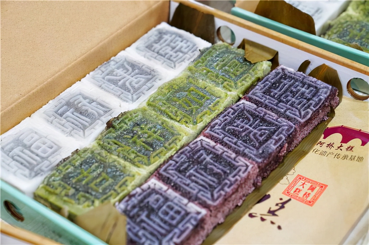 宁波有个很接地气的小吃，当地人定亲时必备，30块钱一盒，很美味