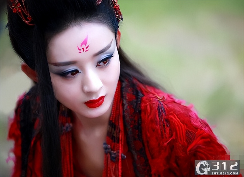 24岁周冬雨和29岁赵丽颖同框，满屏尽是尴尬，小5岁竟完败