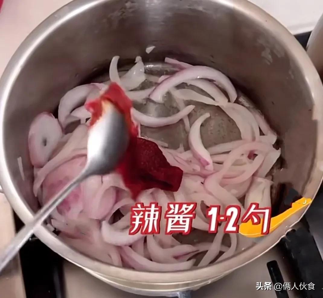 董洁晒牛肉炒面，引来5万网友点赞：耐心做饭的妈妈，样子很美