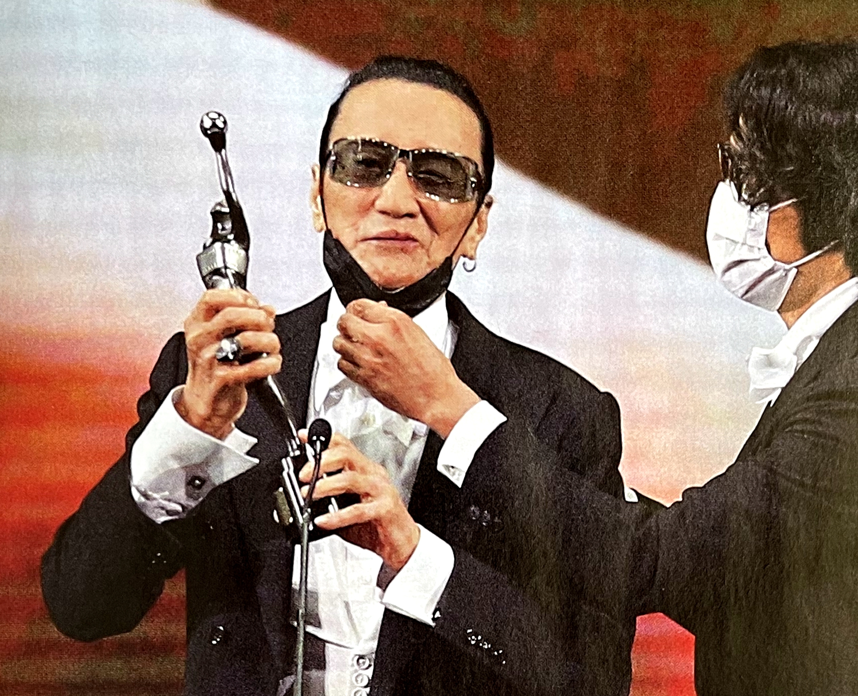 港媒直击85岁谢贤歪嘴拄拐杖，出动5人团队护驾，令人担忧其健康