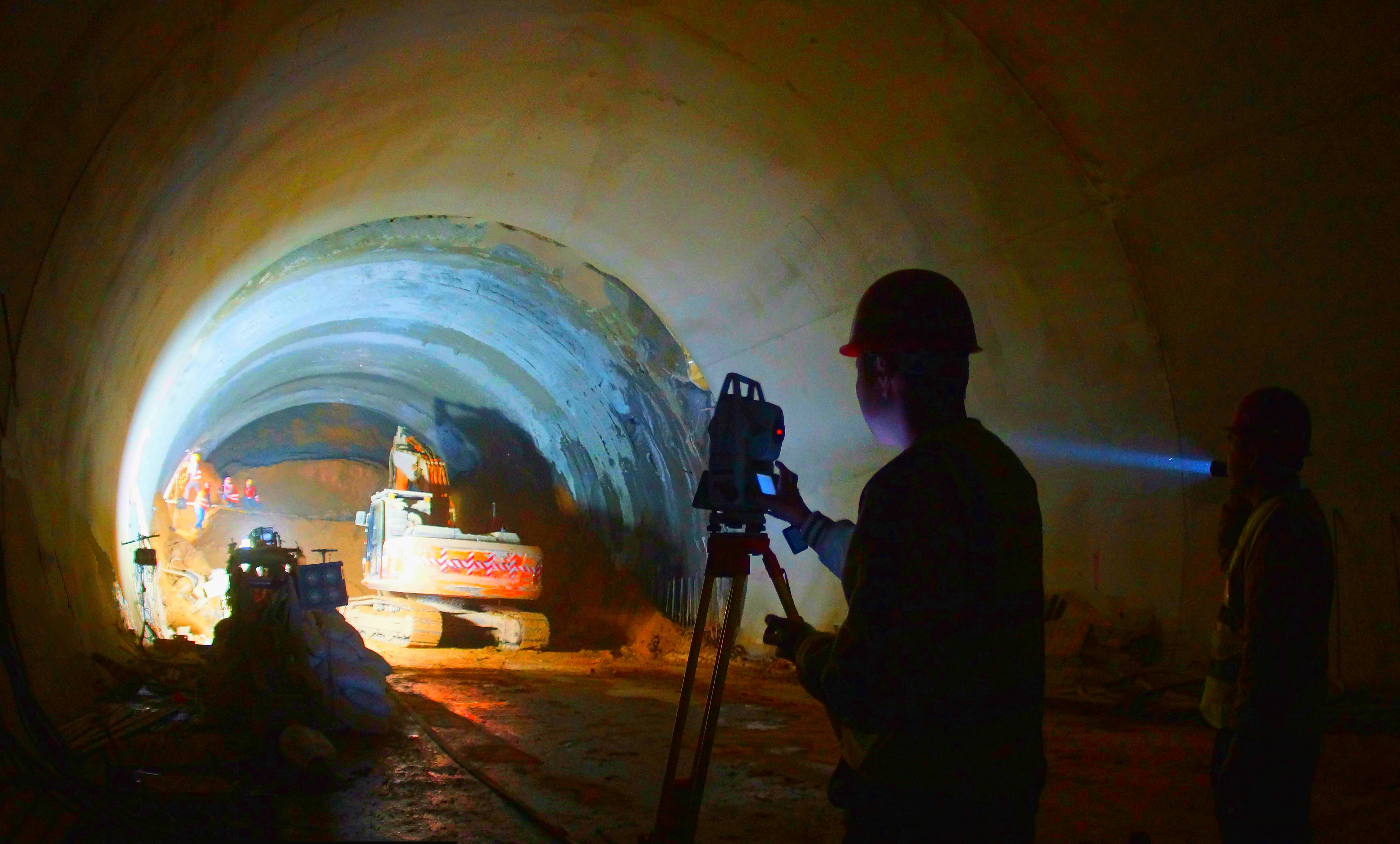 安临公路牟家岭隧道左洞顺利贯通 作者：文碧强