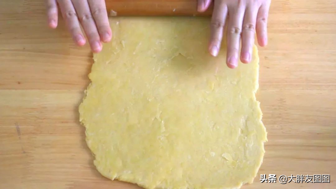 你吃过蛋糕饼吗？外脆里软的粗点心，看着就馋了