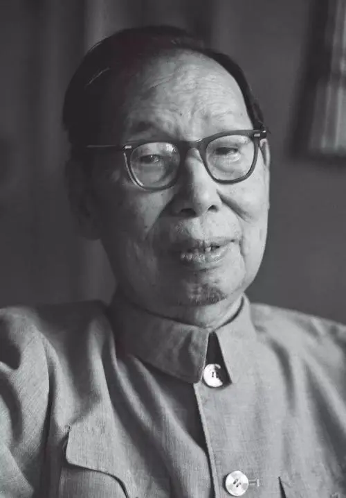 乞丐抱着“菜坛”要见清华校长，门卫欲轰赶，却见梅贻琦热泪盈眶