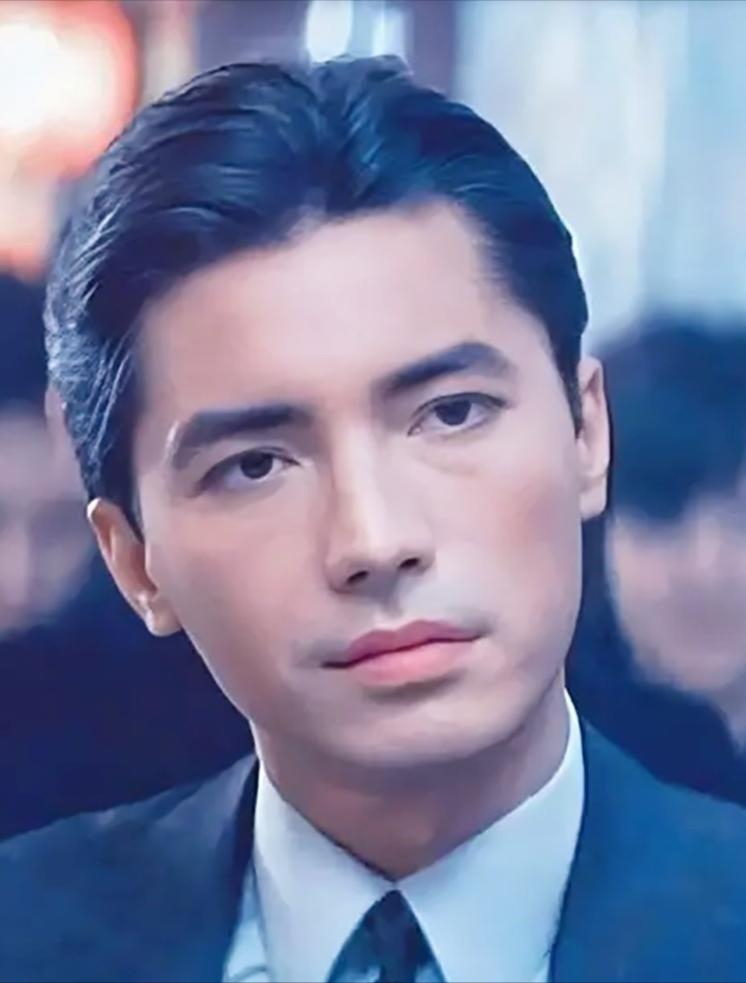 能够帅得过尊龙"作为当年亚洲颜值的天花板,尊龙的帅气是所有人公认的