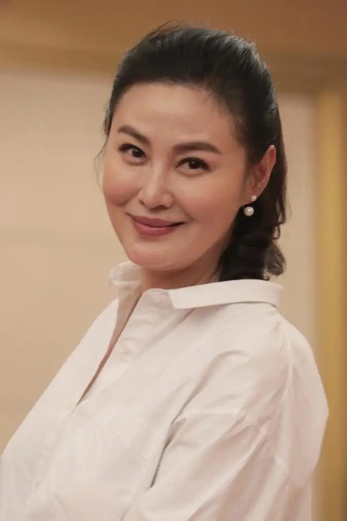 49岁王思懿分享动态，网友请求嫂嫂赐一碗药，她幽默回应显亲切