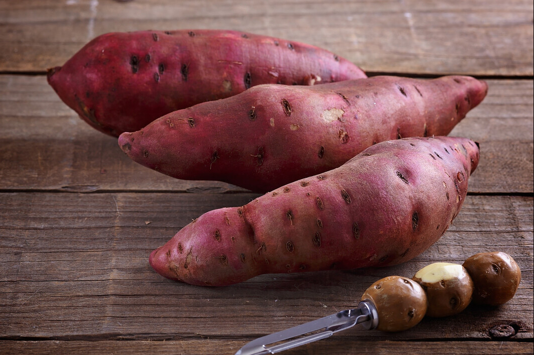 红薯不要随意放，巧用一招，保存半年不烂不发芽，越放越香甜