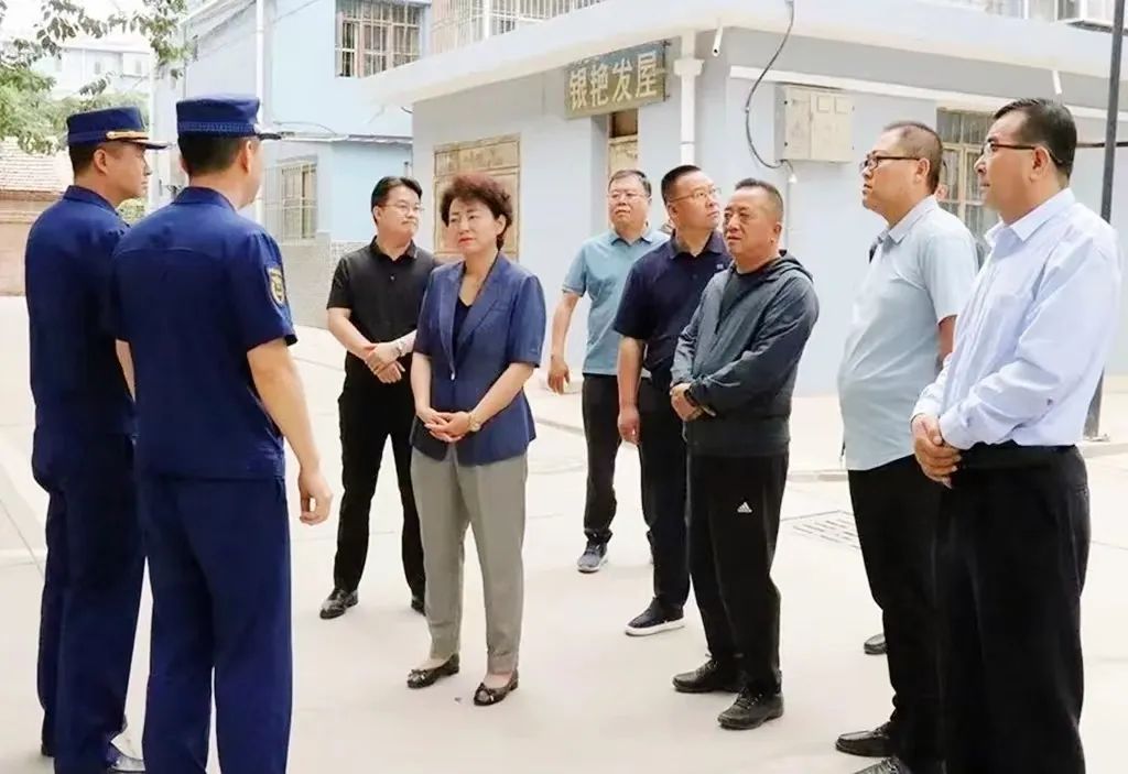 区领导调研新能源充电站（桩）项目建设情况