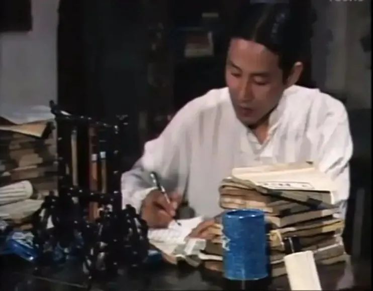 人朝前走，心却倒退：现代文明下的讽刺回响