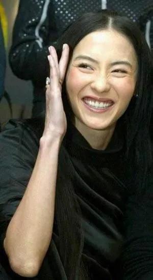 明明是绝色，怎么拍出这么丑的照片，妆容难看，用的是丑颜相机吗