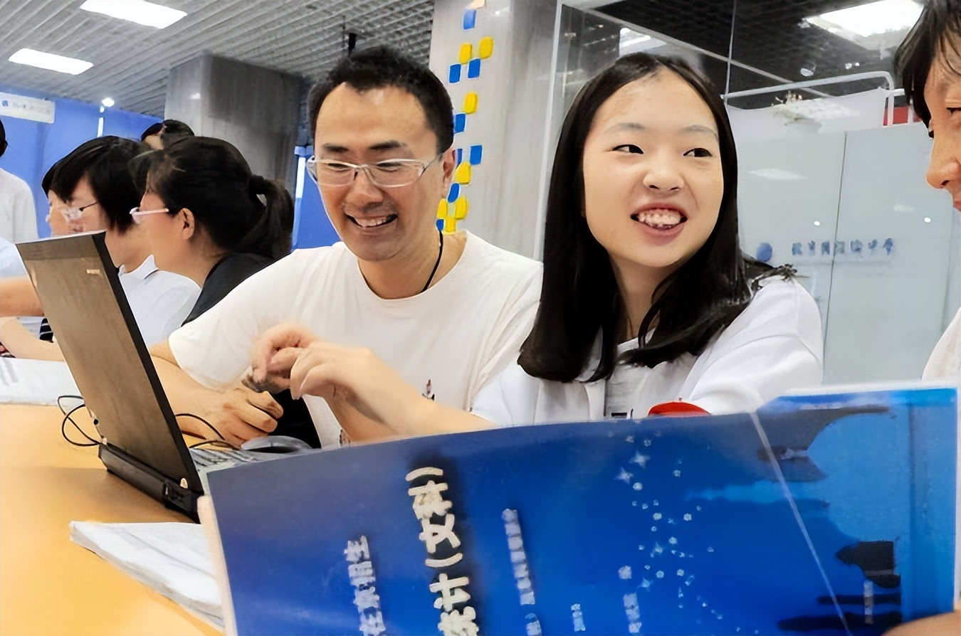 学生被“名校”录取，父亲兴奋发圈晒通知书，班主任却让赶紧删？