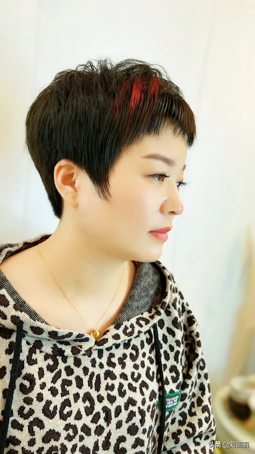 锯齿短发还可以搭配创意十足的挑染,让你美得更加与众不同,一款发型上