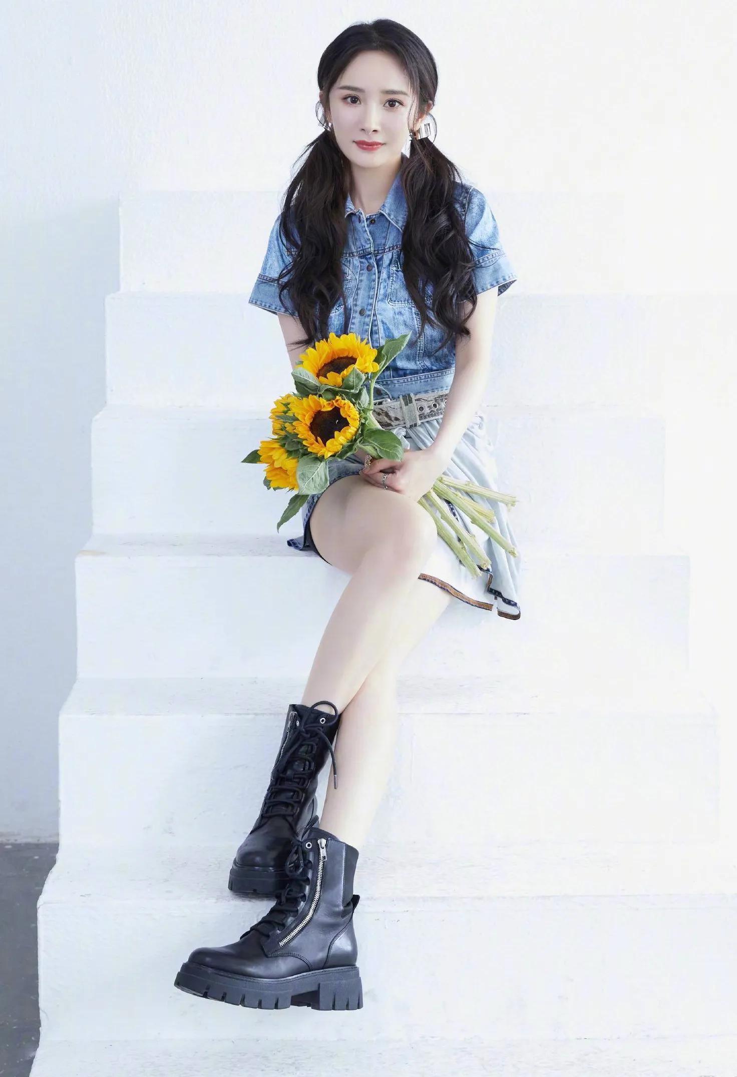 杨幂双尾麻花辫少女风—清新装扮，青春靓丽，俏皮灵动