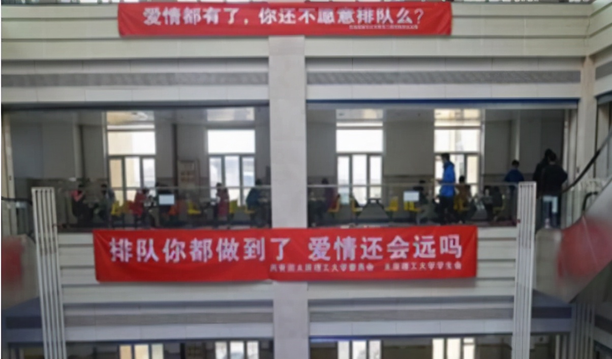 南工大封校后，食堂大叔打出“嚣张标语”，学生：你等解封的