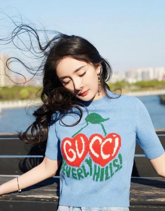 杨幂双尾麻花辫少女风—清新装扮，青春靓丽，俏皮灵动