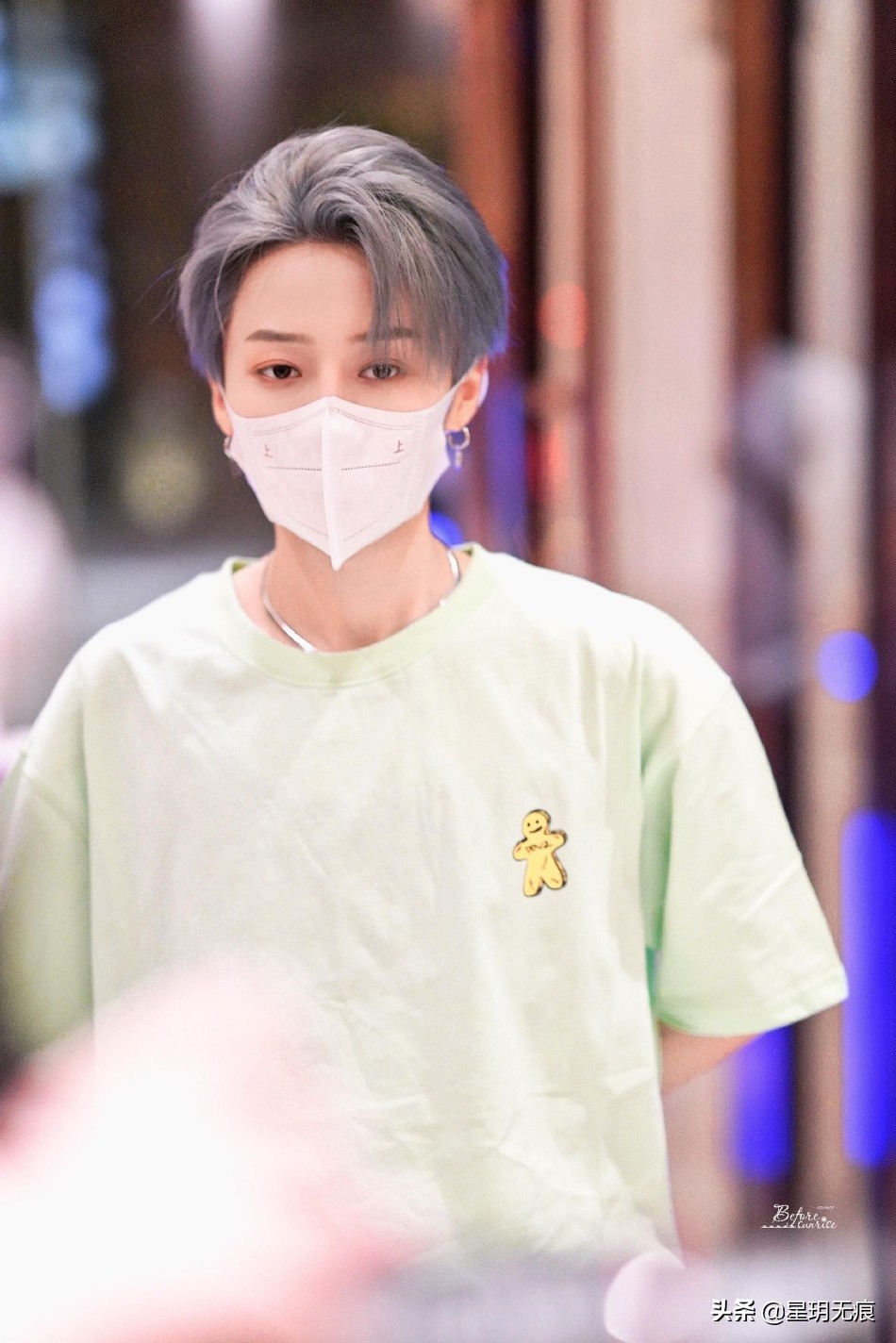 刘雨昕《街舞5》下班路透低调清爽 银灰新发色个性亮眼