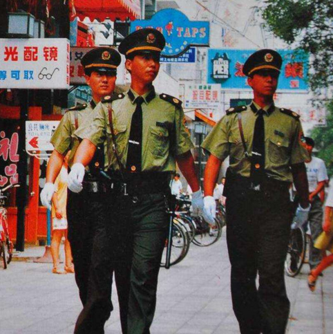 2010年卧底警察宋名扬，病休后又贩毒被抓，审判时公安送来奖章