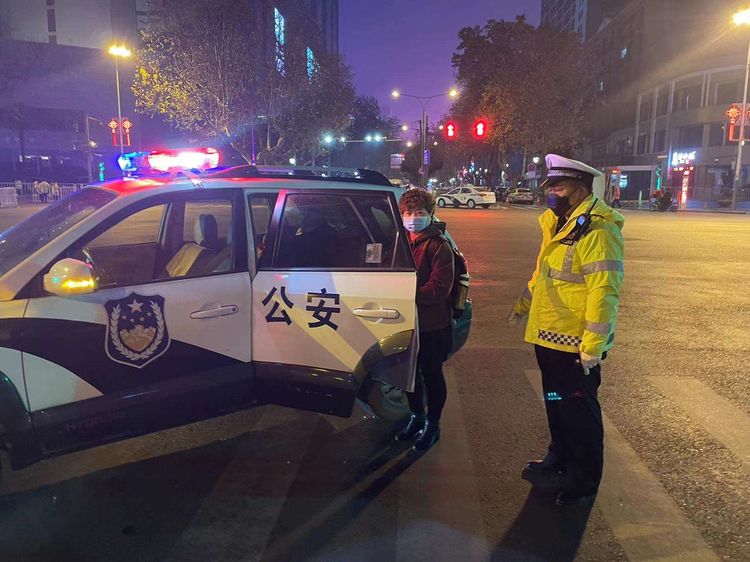 抗击疫情 | 西安雁塔交警严查严管守岗位 服务群众我先行