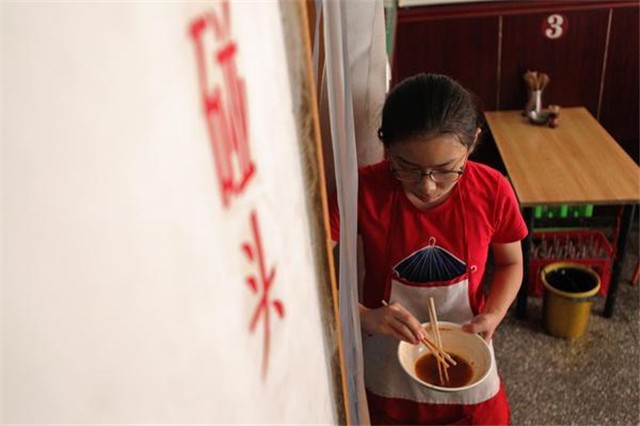 双胞胎姐妹同时考上大学，15年没买过新衣服，全穿亲友资助的旧装