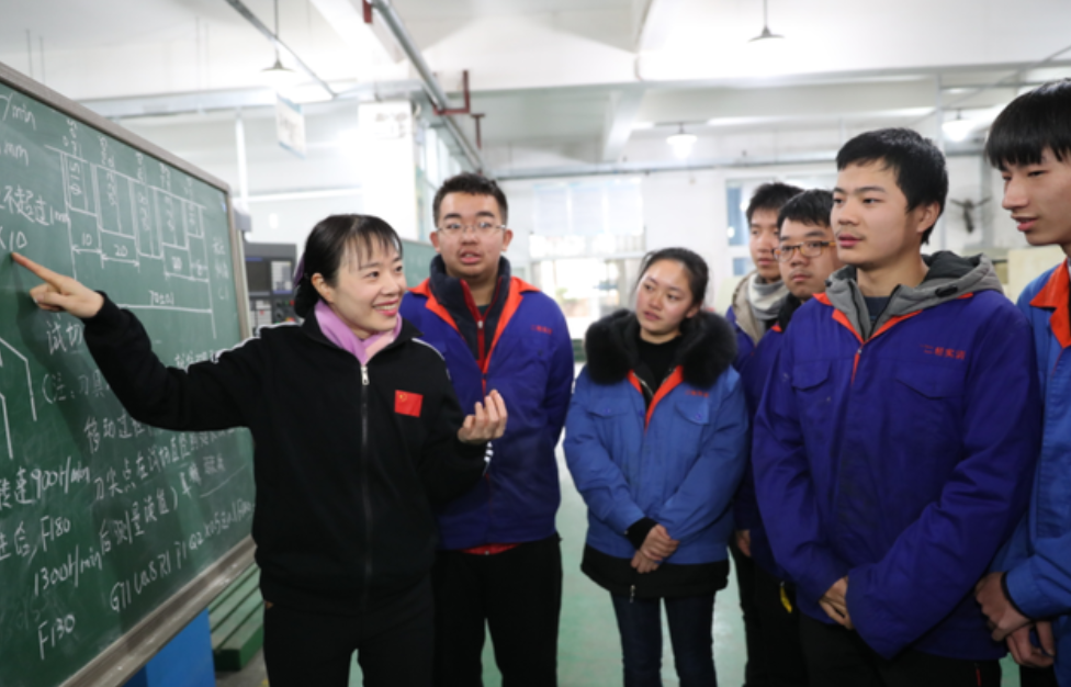 大学老师高薪又轻松？殊不知他才是最辛苦的，有些连铁饭碗都不是