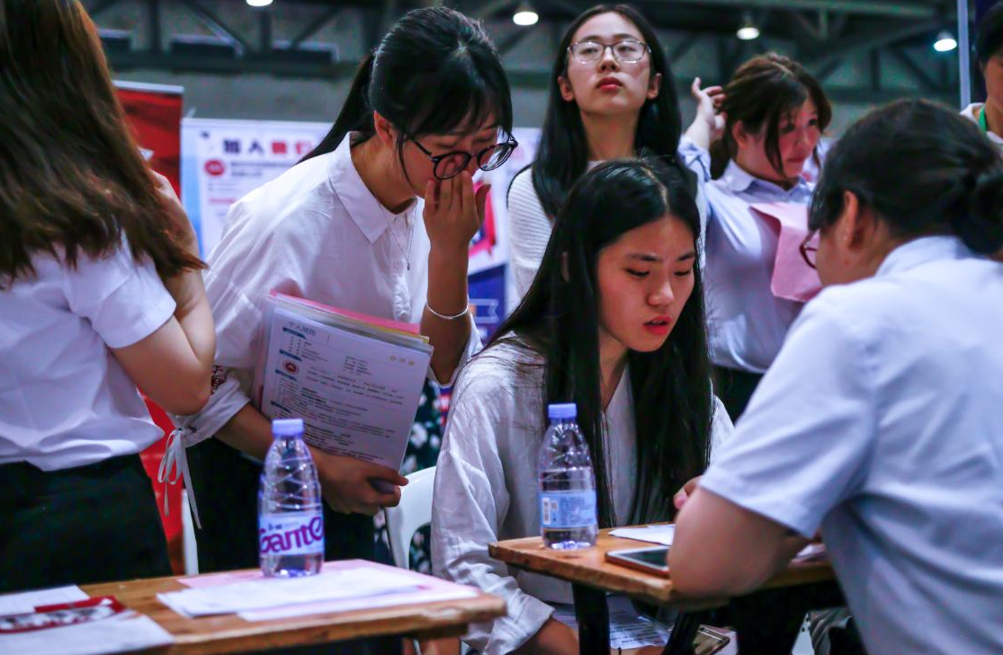 上海本科生晒“收入”，金额一言难尽，难怪那么多人想离开上海