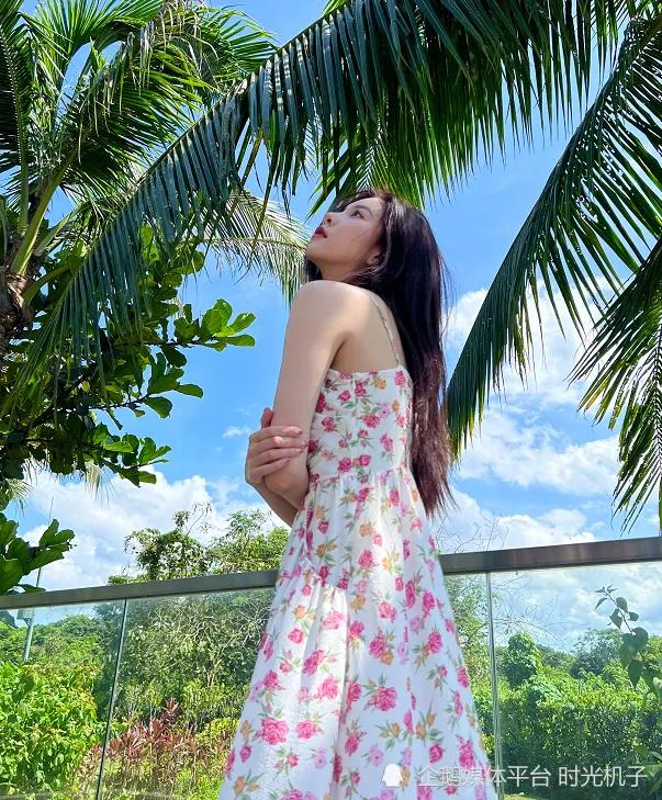 赵露思和宋妍霏撞衫，同一件碎花裙谁更美？