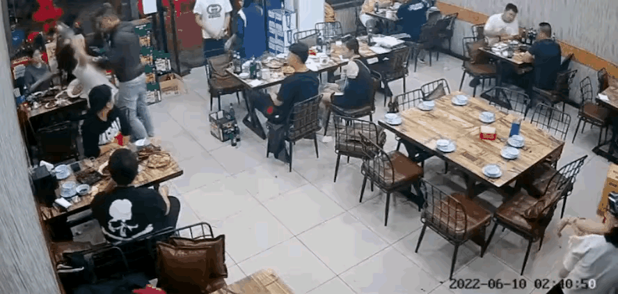 唐山烧烤店打人事件黑衣女子为保护朋友抡起酒瓶爆头