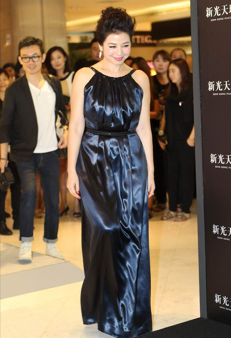 钟楚红穿礼裙偏爱亮的,颜色不扎眼却挺高调,没点底蕴穿不出效果