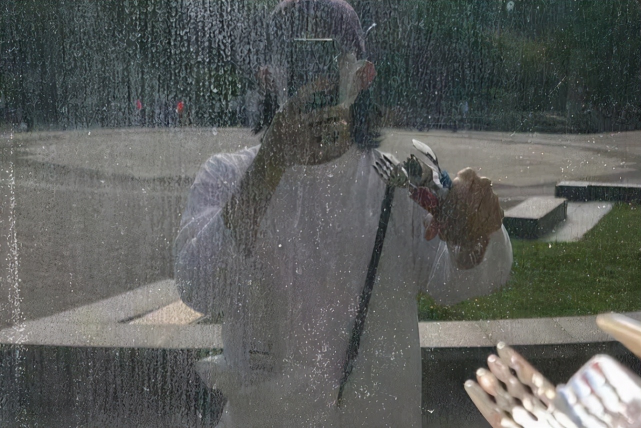 林宥嘉陪老婆儿女公园玩耍，抱儿子爬梯子，还帮孩子洗餐具超温柔