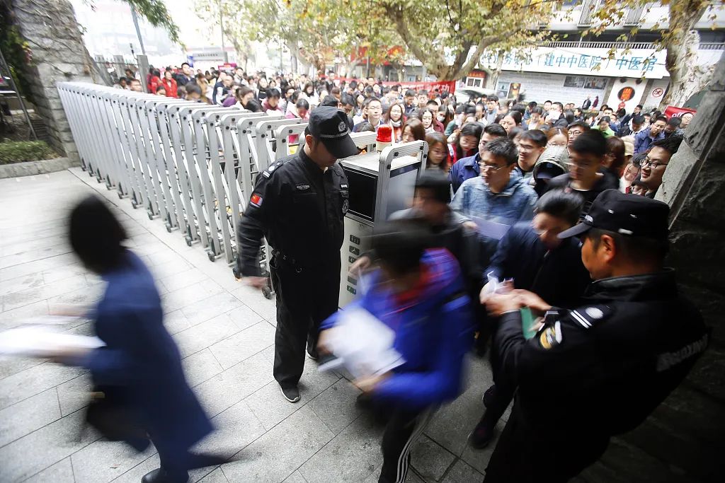 为什么，名校硕士争当乡镇公务员？