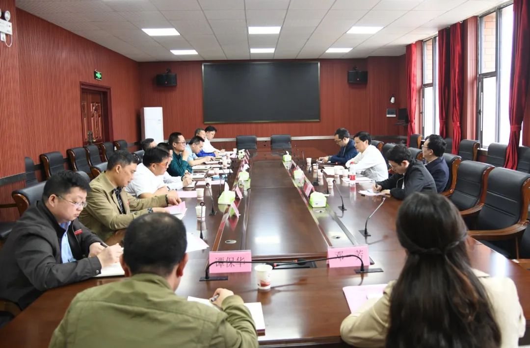 李万千在怀化师范高等专科学校调研时指出 坚持学生主体地位教师主导作用 在正确办学方向中推动学校发展