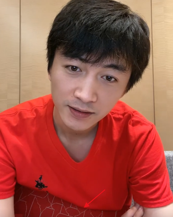 陈晓直播与陈妍希甜撒糖，穿工作服打扮朴素，近照变瘦素颜显憔悴