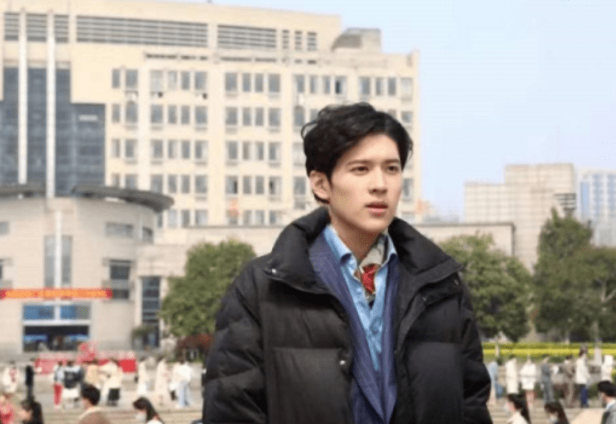 看浙江传媒学院艺考现场，不由得心生感慨，男生比女生还“精致”