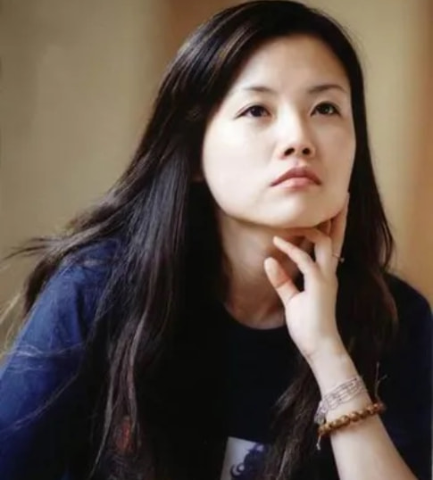 歌手戴娆：和谢东有过一段情，38岁嫁清华学霸，结婚12年无绯闻