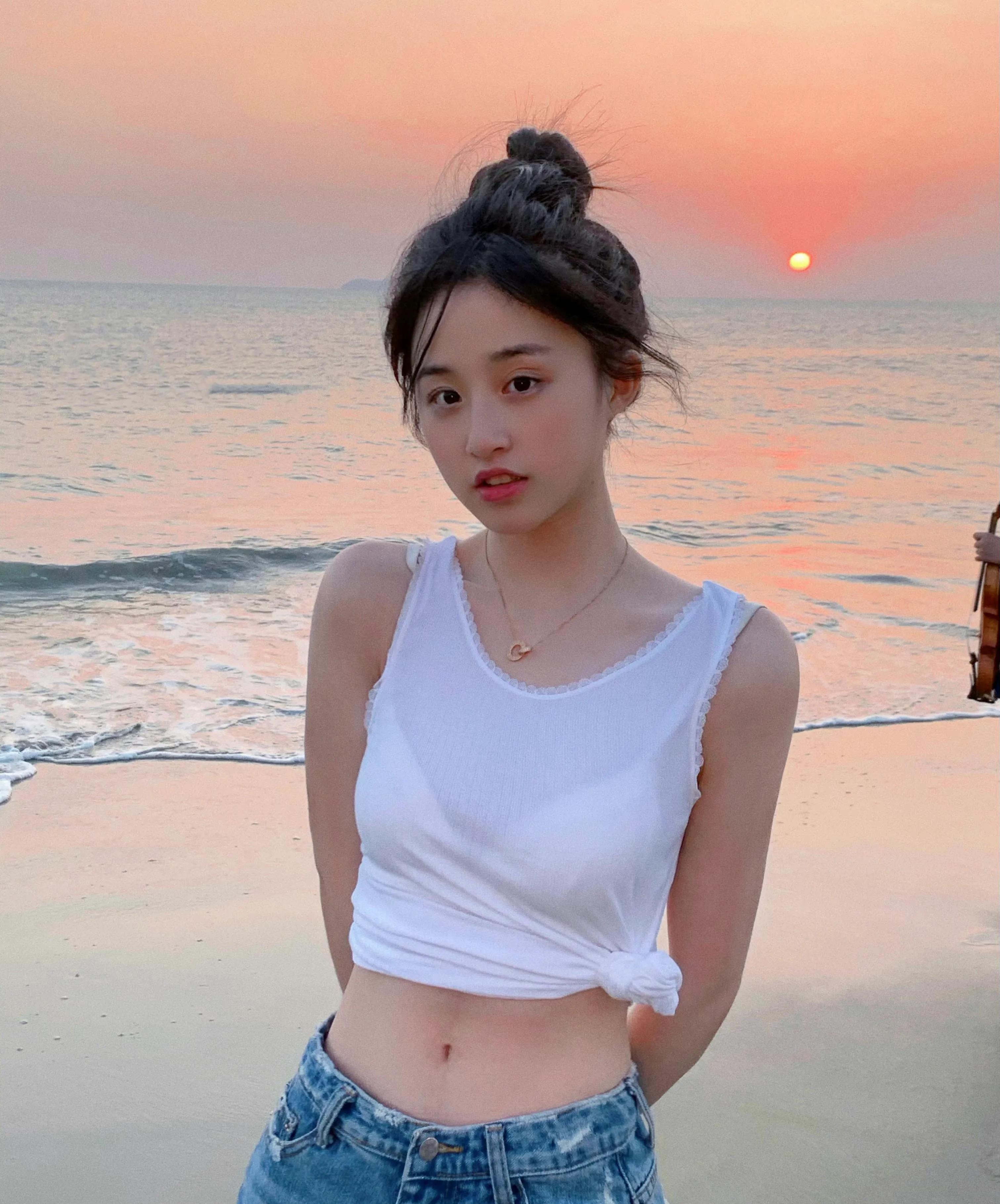 颜值控精选系列——甜妹爱笑的严屹南小姐姐海边随拍花絮