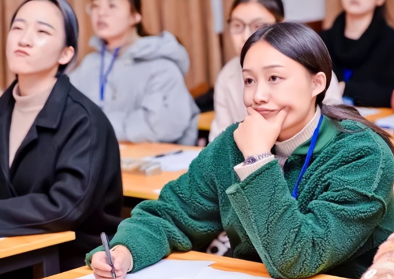 小学编制老师工资多少(湖北某在编小学教师晒收入) - 青木春