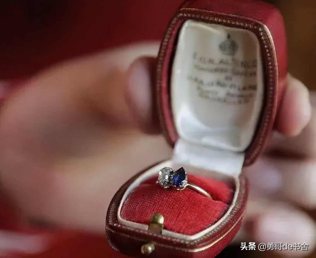 2022巴黎时装周最土CP出圈了！堪比欧阳娜娜搭上了宋小宝