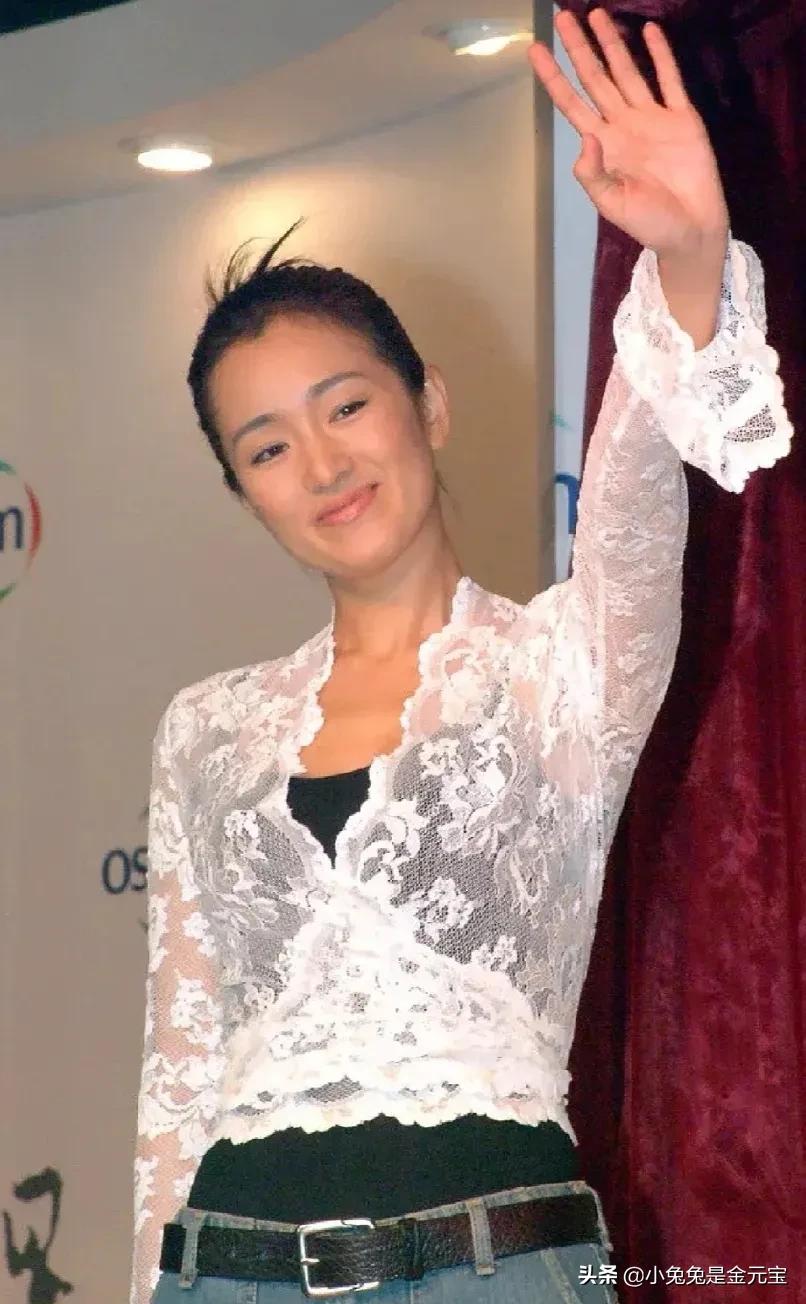 所以巩俐的脸跟邱淑贞一样是扑克脸大小