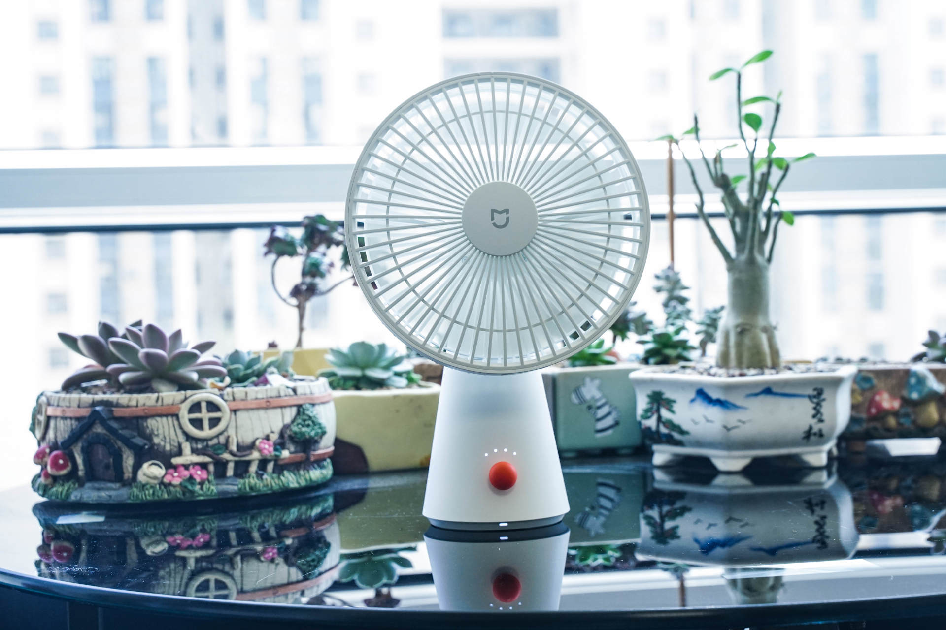 小巧便携还静音。入手米家桌面移动风扇，享受清凉一夏