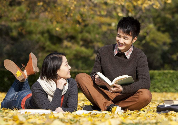 某大学小情侣操场“秀恩爱”，搂抱亲吻，引得上百名同学观看