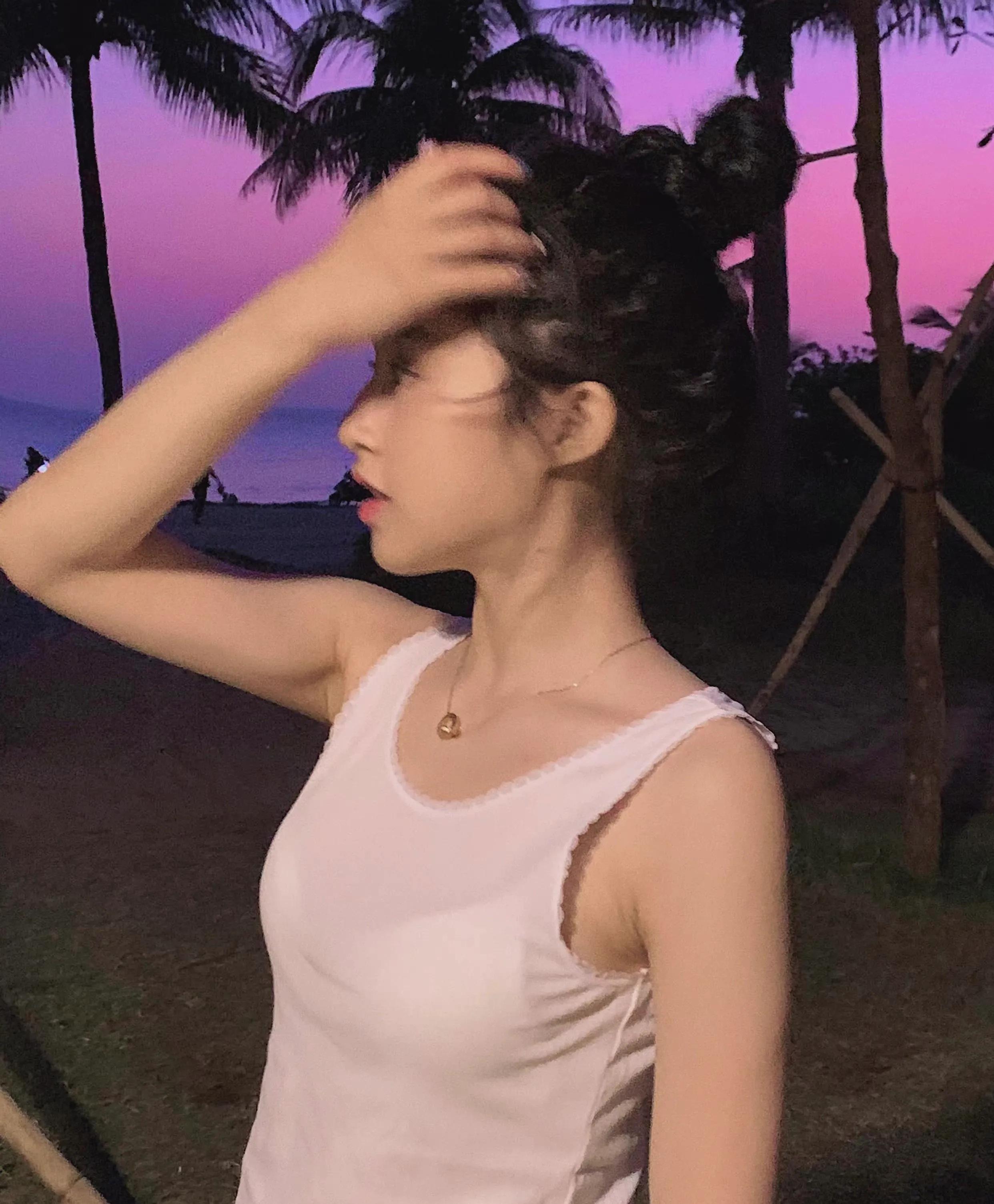颜值控精选系列——甜妹爱笑的严屹南小姐姐海边随拍花絮