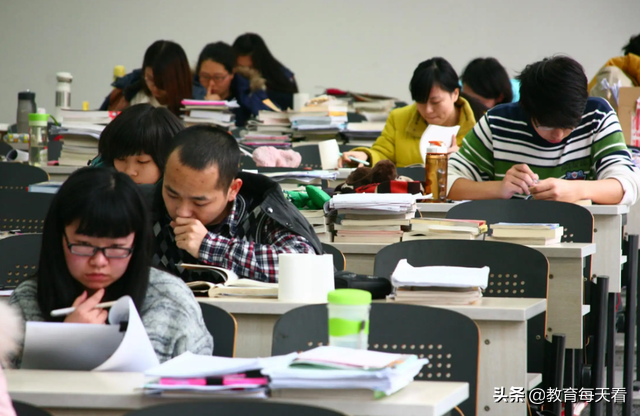 2022年考研国家线公布，考生感到很崩溃，直言：早生两年就好了