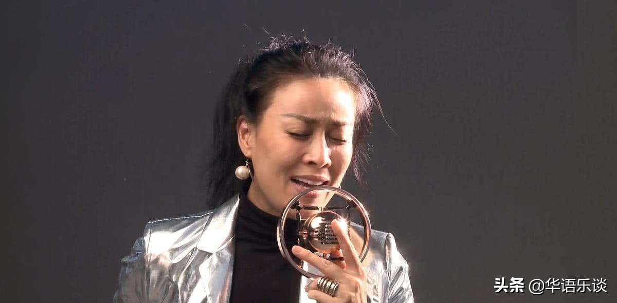 除了《心酸的浪漫》,还有《一笑而过》《相见不如怀念》《不管有多苦