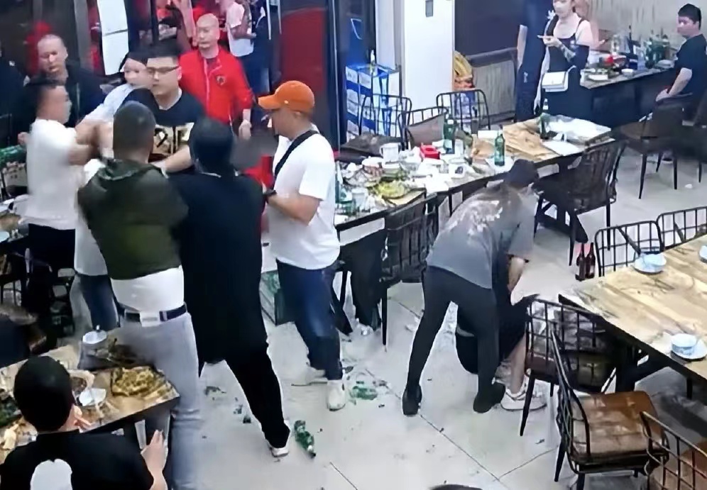 唐山打人事件主犯背景曝光：两人案底累累，另一人躲在草丛里被抓